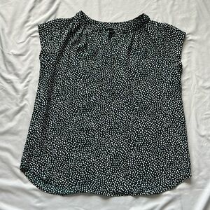 41Hawthorn short sleeve blouse in dark green size L